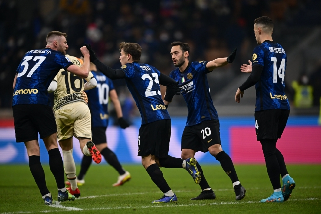 德天空：莱万冬窗不会离开巴萨，也还没有考虑明夏退役（德媒：莱万今冬留守巴萨，暂未考虑明夏退役）