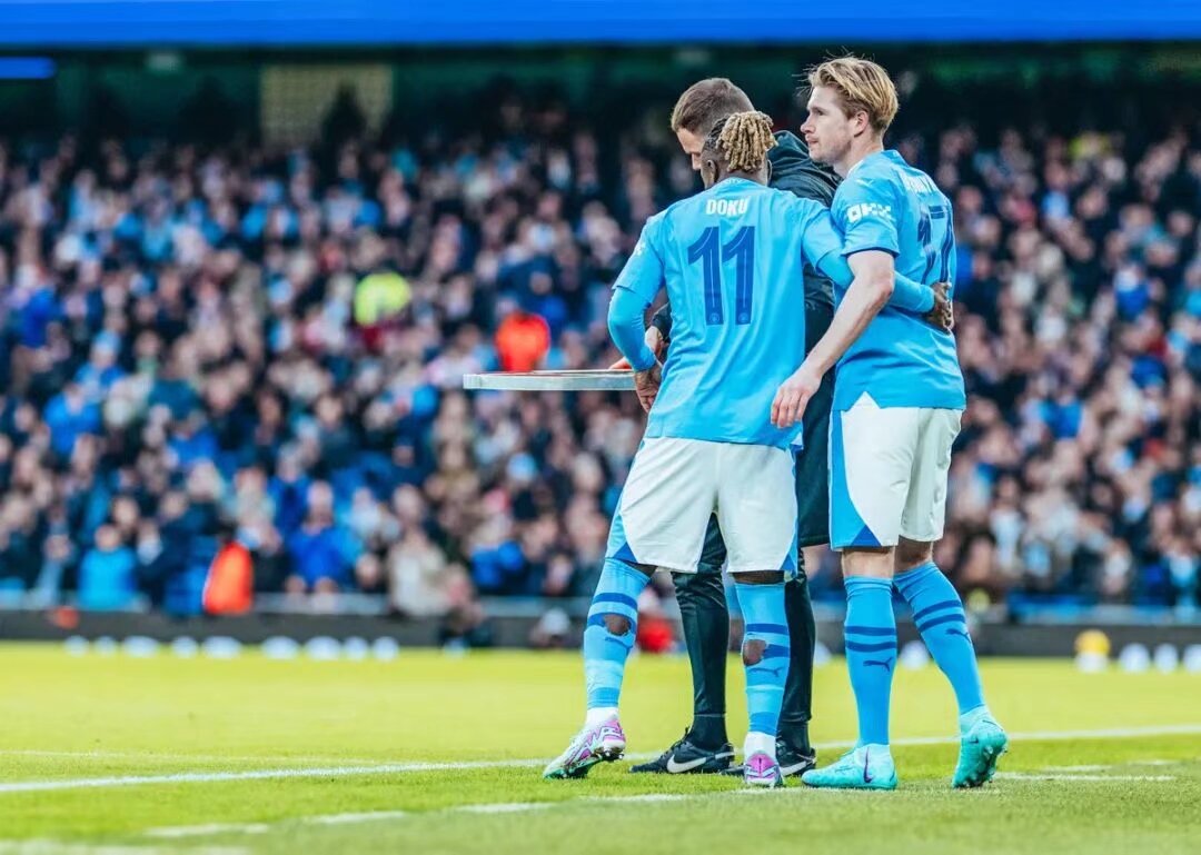 谢娜第一次下场打高尔夫获老公陪伴，甜喊张杰“老张”羡煞旁人（谢娜首次挥杆高尔夫，张杰贴身相伴，甜喊“老张”撒糖惹人羡）