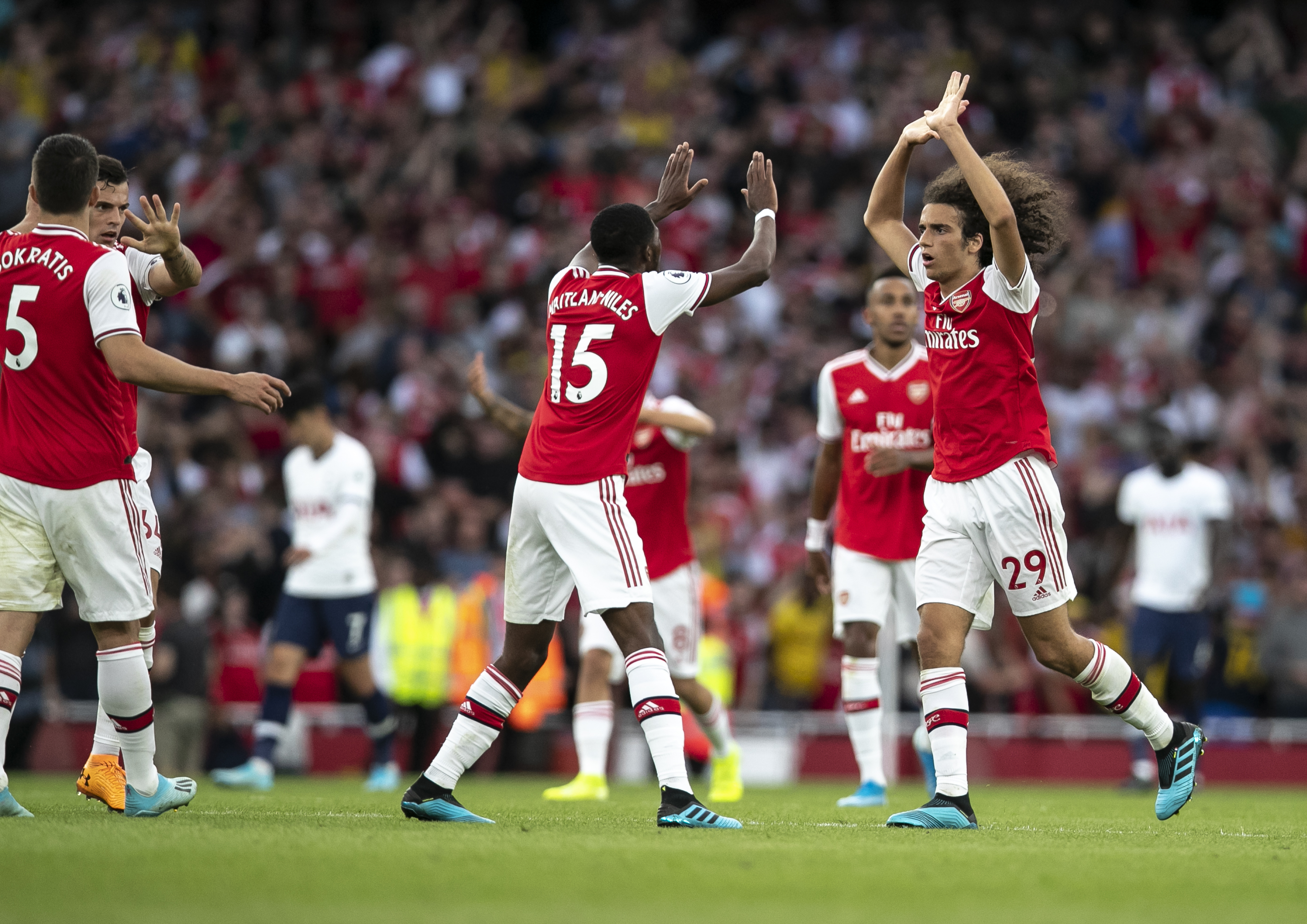 热搜第一！#泰勒斯威夫特官宣订婚 ，男方是知名橄榄球球星（热搜第一！泰勒·斯威夫特宣布订婚，对象为知名橄榄球球星）