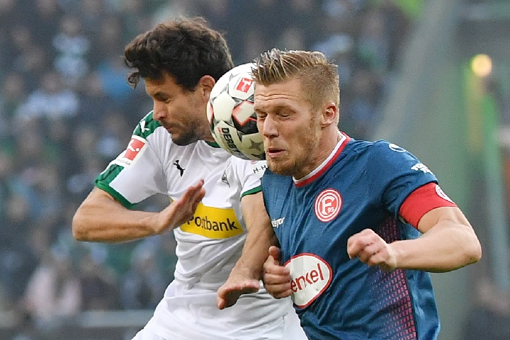 蓝军枪手 天王山之前 先在欧冠褪一层皮吧（天王山前，蓝军与枪手先在欧冠受一场硬仗洗礼）