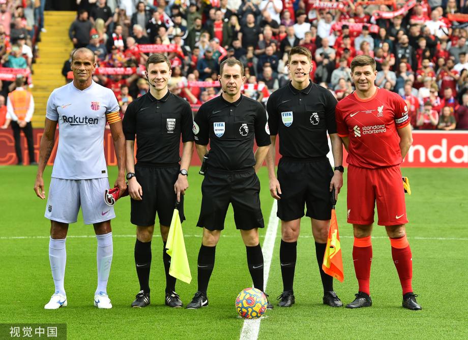 从手足无措到游刃有余，齐达内在公园学着踢毽子（齐达内在公园学踢毽子：从笨拙到娴熟）