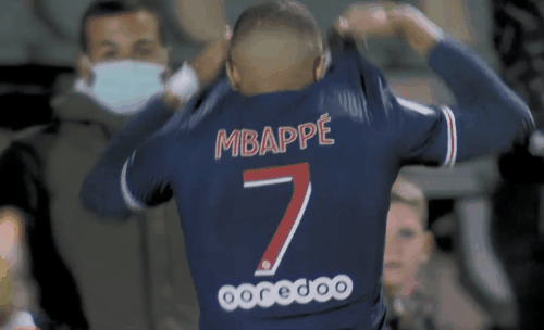 中后卫精准补防，挽救球队险境（中后卫及时补防，化解球队危机）