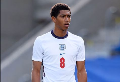 血性！韩国队球员挑衅拜合拉木，王博豪为队友出头撞倒挑事者（硬气！韩国队员挑衅拜合拉木，王博豪挺身而出撞倒挑衅者）