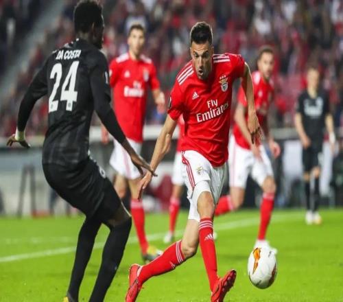 詹姆斯篮板抢断关键时刻锁定胜局（詹姆斯关键篮板与抢断锁定胜利）