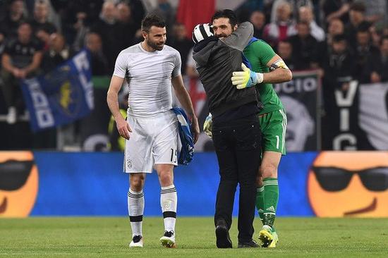 弗里克谈巴萨伤病危机，18岁库巴西创西甲传球纪录