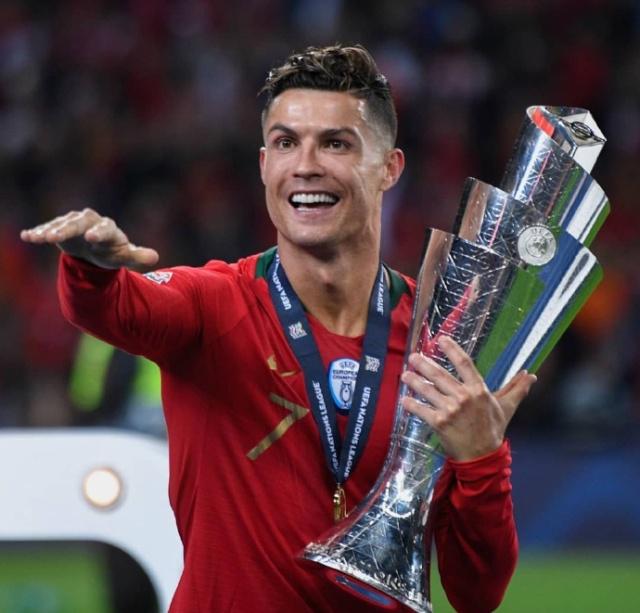 记者：国脚王钰栋有望拿下今年国内球员最重磅奖项（记者：国脚王钰栋有望加冕今年国内球员最高荣誉）