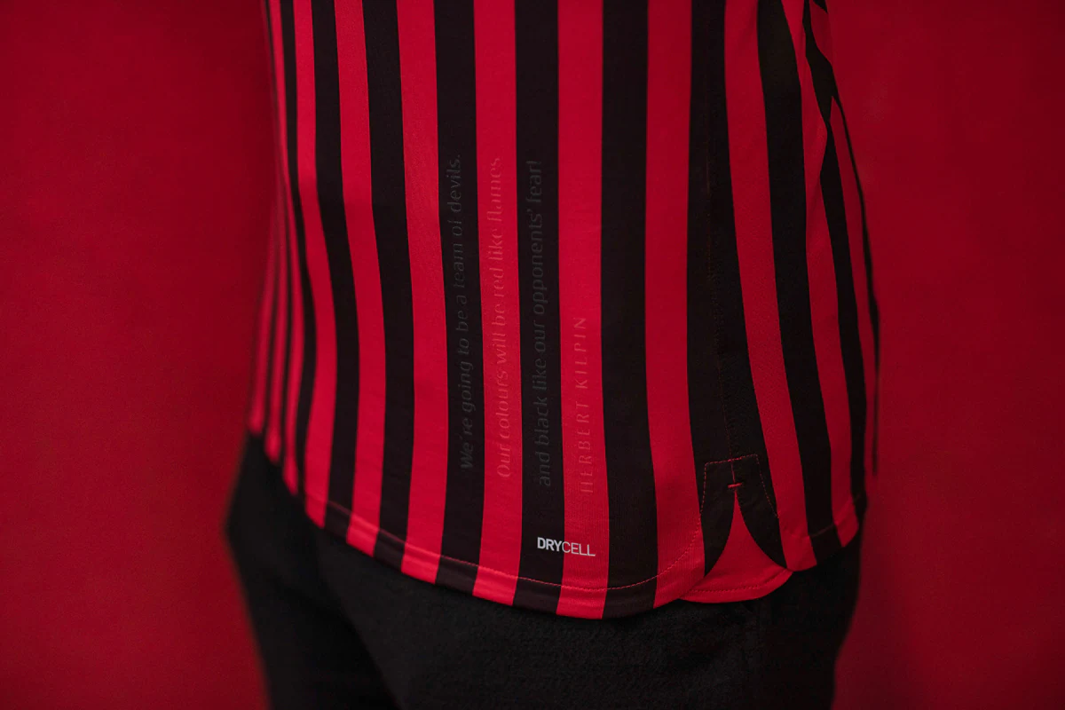 镜报：巴尔韦德不满阿隆索执教风格或考虑离队，曼联对其有意（镜报：巴尔韦德不满阿隆索执教理念或寻求离队，曼联有意引进）