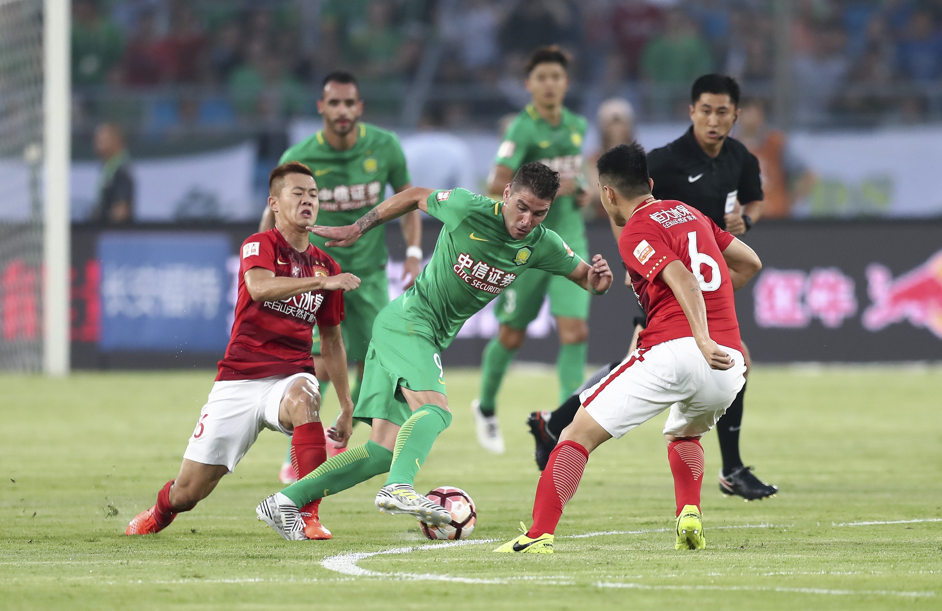 不给踢又不让走？阿莫林：梅努是曼联重要一员，冬窗不补强则留队（不上场也不放人？阿莫林：梅努是曼联关键成员，若冬窗无引援将留队）